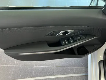Car image 37