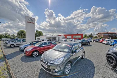 Car image 24