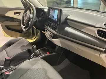 Car image 19
