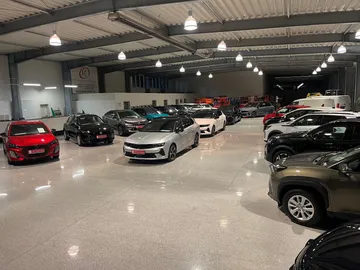 Car image 25