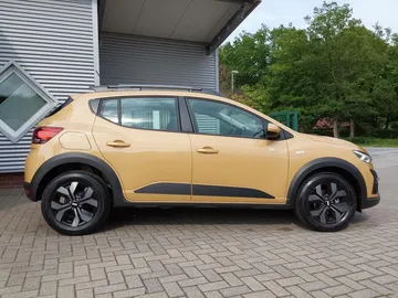 Car image 4