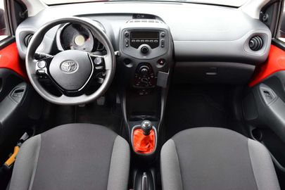 Car image 12