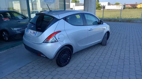Car image 4