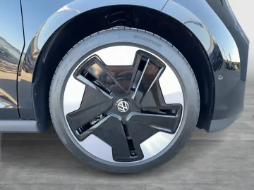 Car image 32