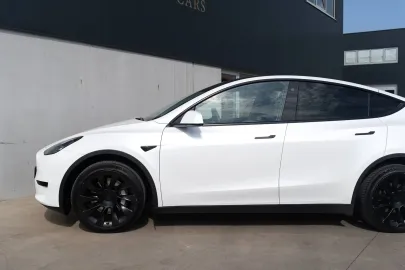 Car image 26