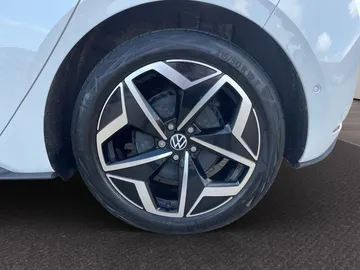 Car image 32