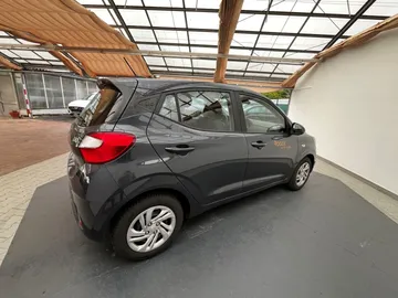 Car image 4
