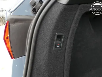 Car image 32
