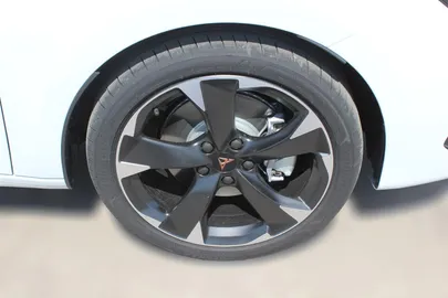 Car image 24
