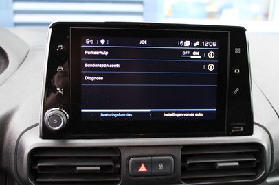 Car image 18