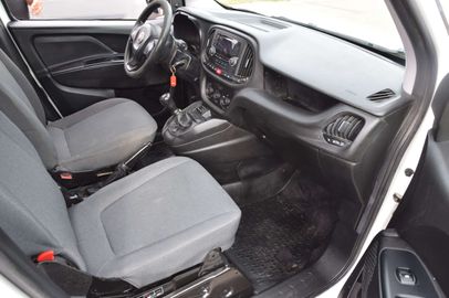 Car image 12