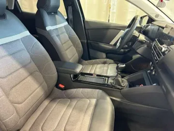Car image 25