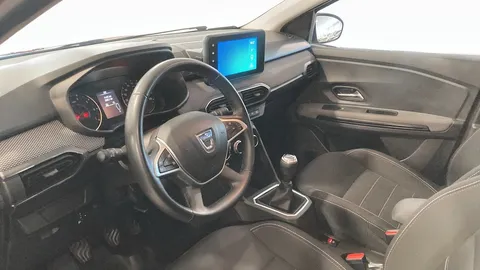 Car image 19