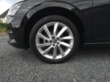 Car image 30