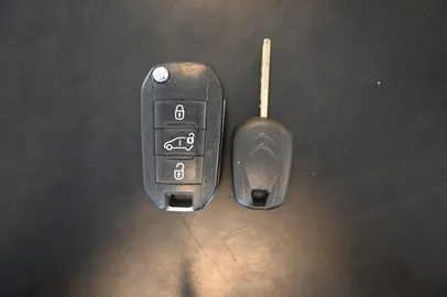 Car image 18