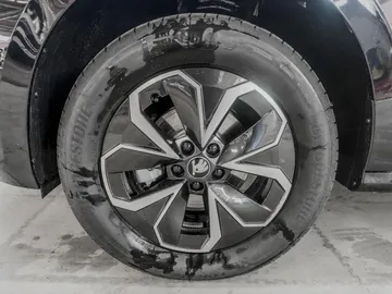 Car image 32