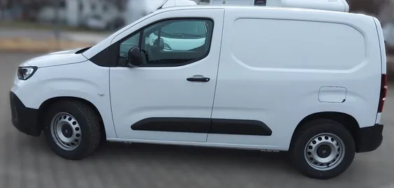 Car image 4
