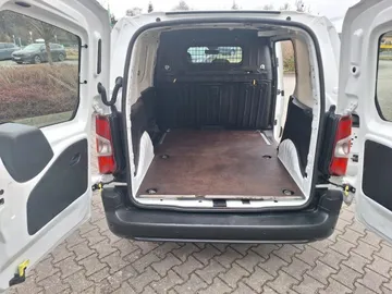 Car image 23