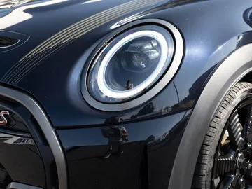 Car image 26