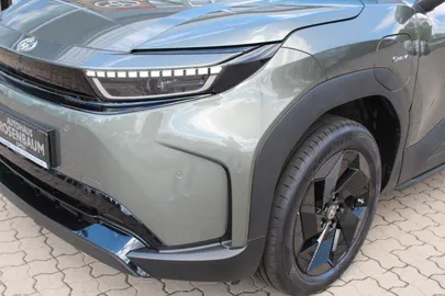 Car image 4