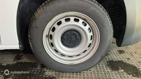 Car image 20