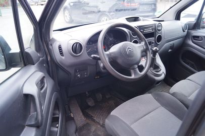 Car image 12