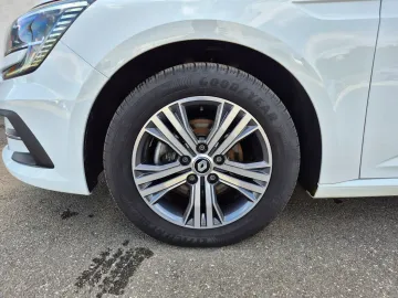 Car image 32