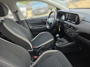 Car image 18