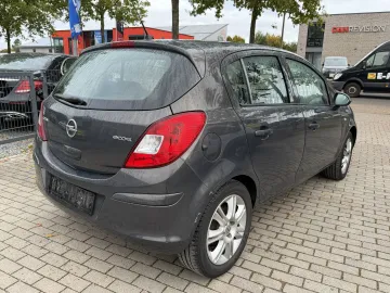 Car image 5