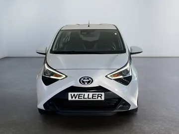 Car image 3