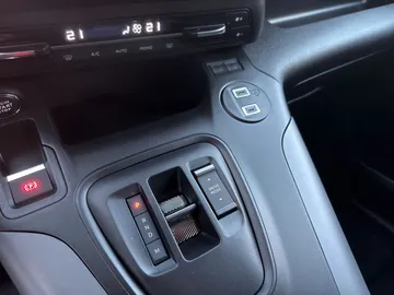 Car image 32