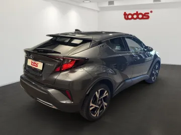 Car image 4
