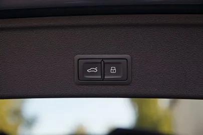 Car image 32