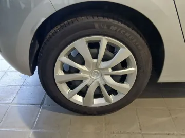 Car image 28