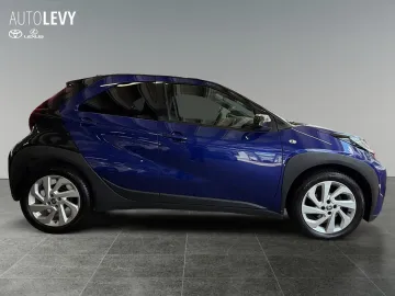 Car image 4