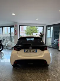 Car image 4
