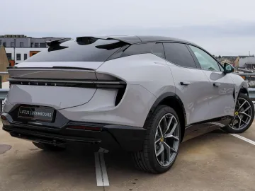 Car image 18