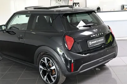 Car image 30