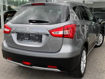 Car image 4