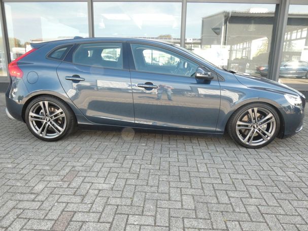 Volvo V40 D3 Geartronic Momentum 110 kW image number 3