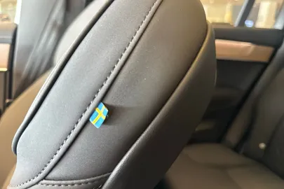 Car image 27