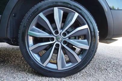 Car image 35
