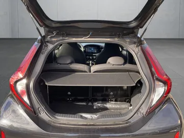 Car image 18