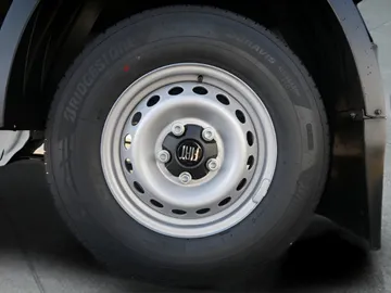Car image 32