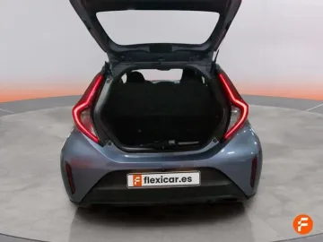 Car image 17