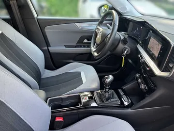 Car image 18