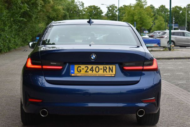 BMW 320i 135 kW image number 12