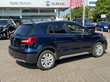 Car image 4