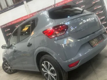 Car image 4