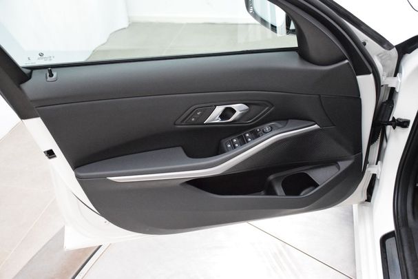 BMW 320i 135 kW image number 20